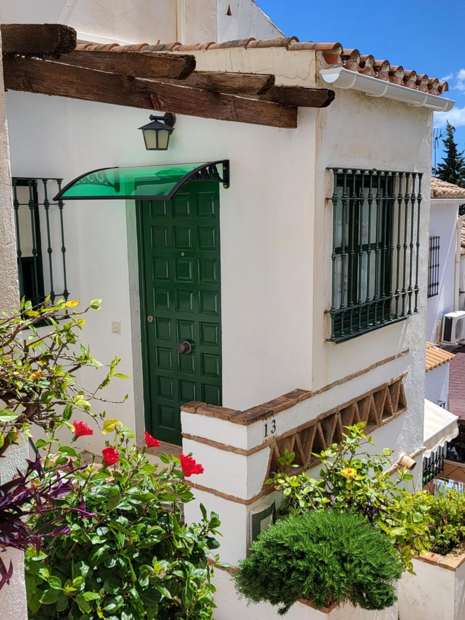 Semi-Detached Adosado Con Encanto -130 M2 - Wifi 600 Mb - Piscina Comunitaria - Patio Privado Torremolinos Bagian luar foto